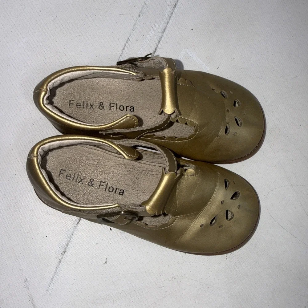 Felix & Flora Mary Jane Gold Metallic T-Strap Flats Dress Shoes Girls Size 9